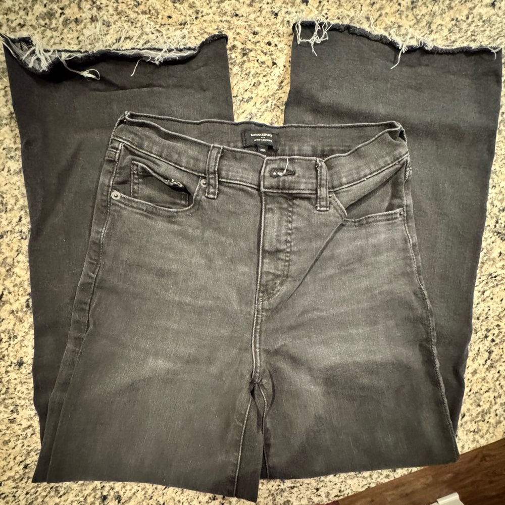 Banana Republic wide-leg Jean with raw heam. Absolutely adorable!! Worn once.